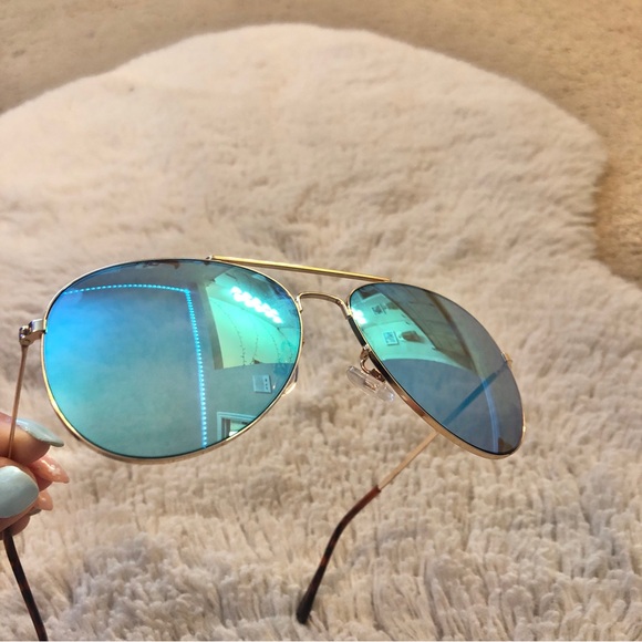 Buckle Women's Aviator Style Sunglasses - Picture 3 of 3